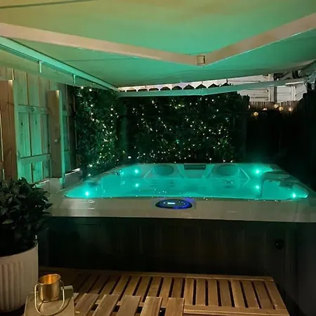 Semesterbostad Dinbnb Homes I Bergen's #1 I Jacuzzi & Fireplace & Balcony *