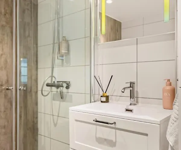 Dinbnb Homes I Bergen's #1 I Jacuzzi & Fireplace & Balcony Vakantiehuis *